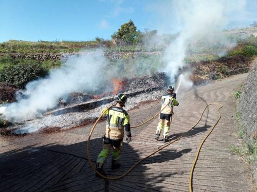 Bomberos de Tenerife intervienen en incendio en una vivienda en El Rosario