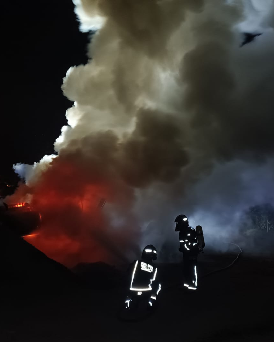 Bomberos de Tenerife intervienen en un incendio de una pala mecánica