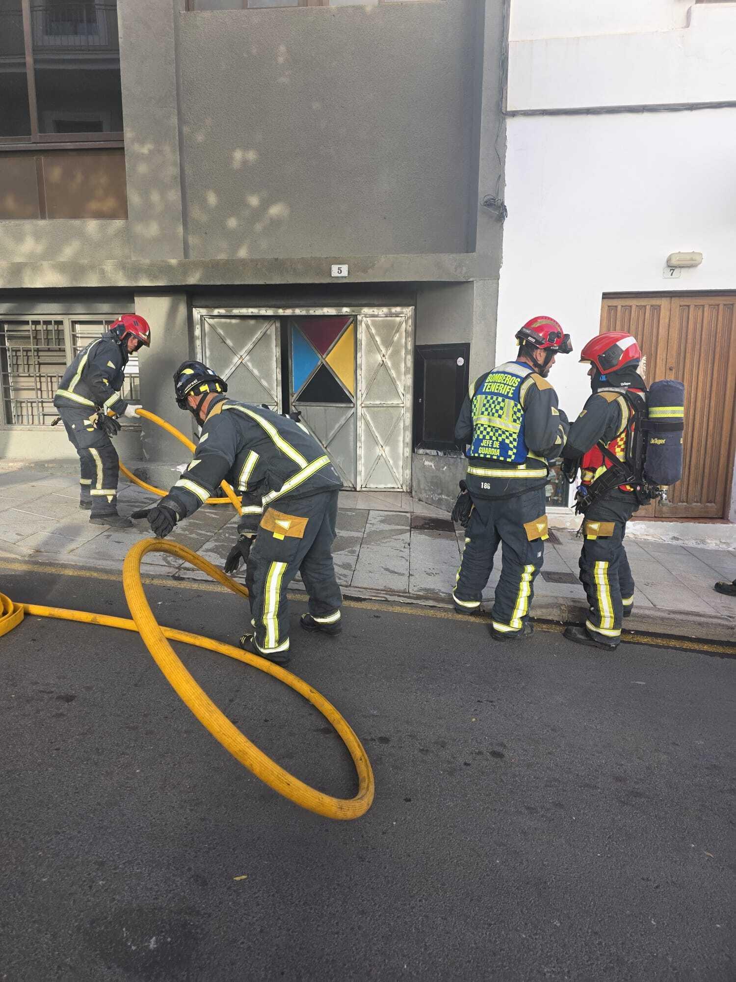 Bomberos de Tenerife extinguen un incendio en una serigrafía en Adeje