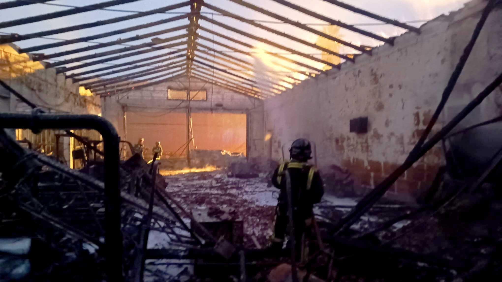 Bomberos de Tenerife intervienen en un fuego en una nave en Arona