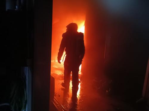 Bomberos de Tenerife intervienen en un incendio en el polígono de La Campana