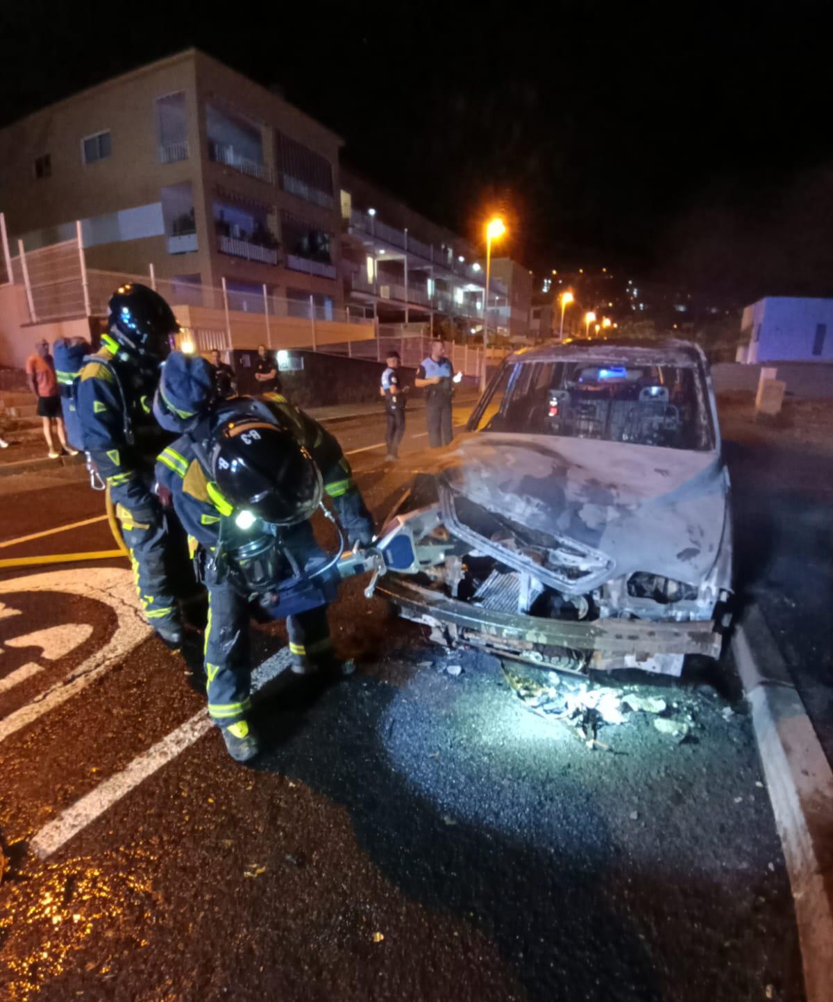 Bomberos de Tenerife intervienen en el incendio de varios vehículos en Adeje