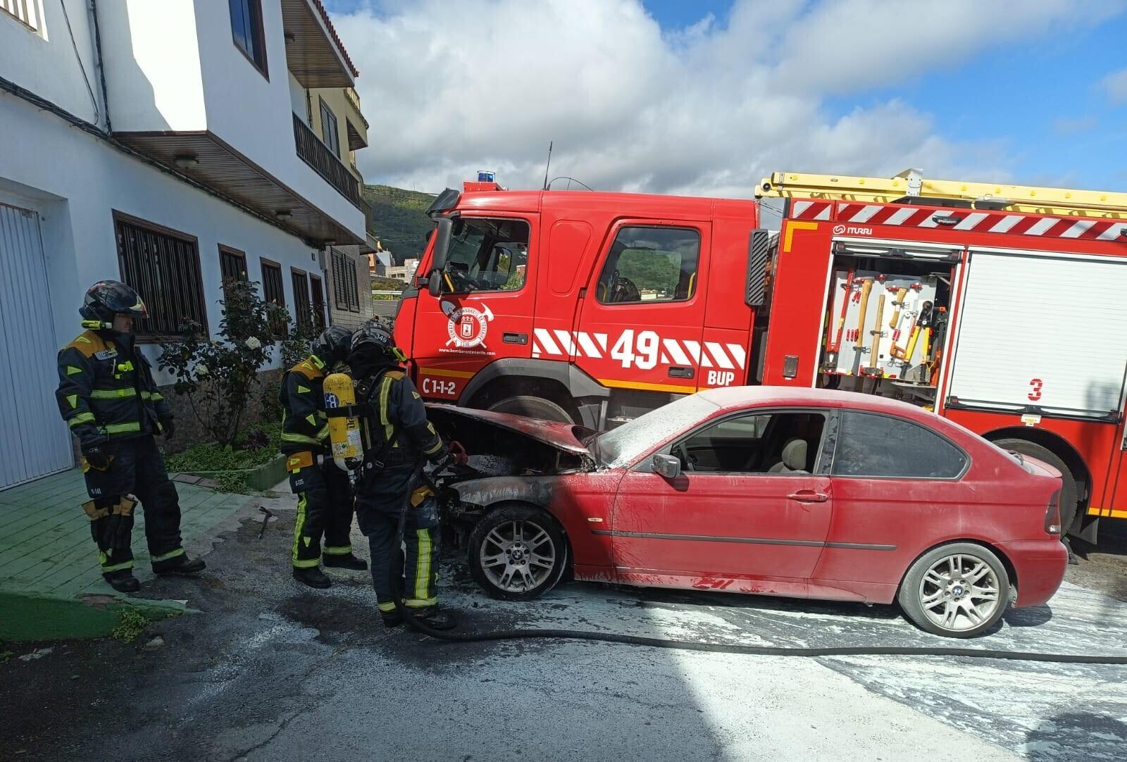 Bomberos de Tenerife intervienen en un rescate, un accidente de tráfico y un incendio de vehículo en las últimas horas