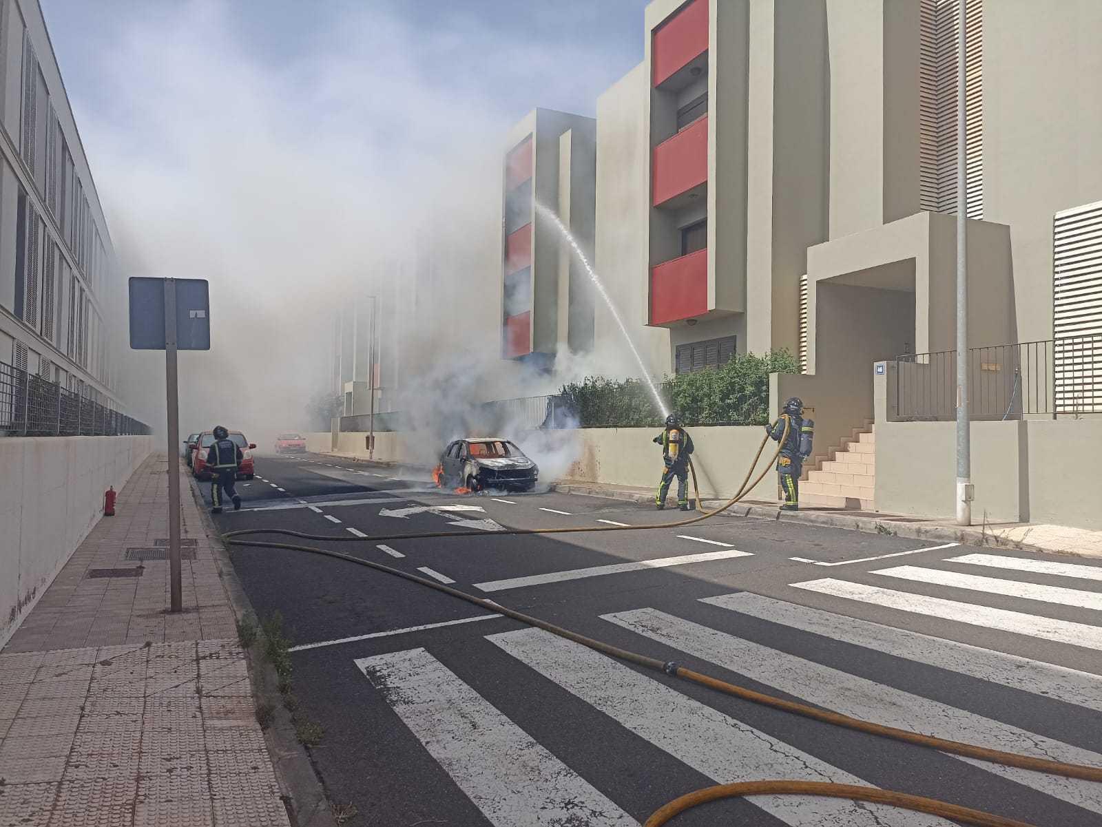 Bomberos de Tenerife rescatan a dos personas en San Miguel