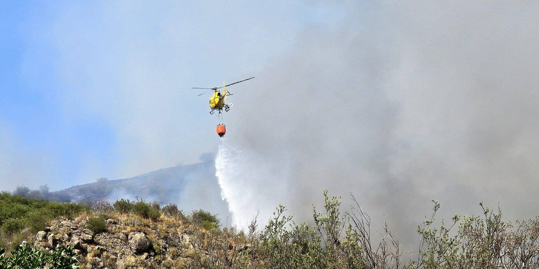 Unas 80 personas trabajan este martes en el incendio de El Tanque (Tenerife) para evitar las reactivaciones