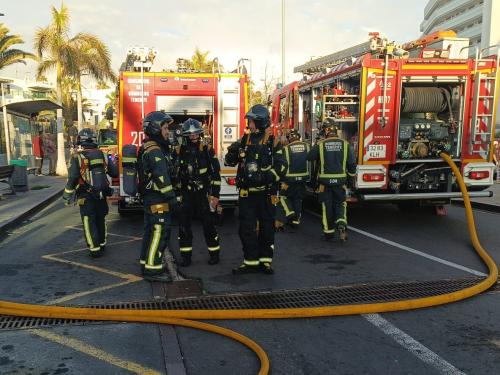 Bomberos Tenerife extinguen un incendio en un camión en la TF-1