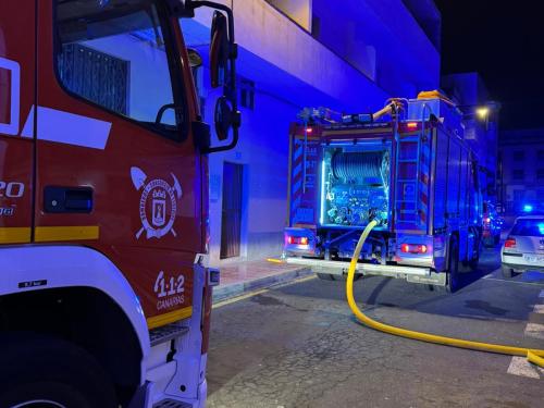 Bomberos de Tenerife intervienen en el incendio de una vivienda en Arona