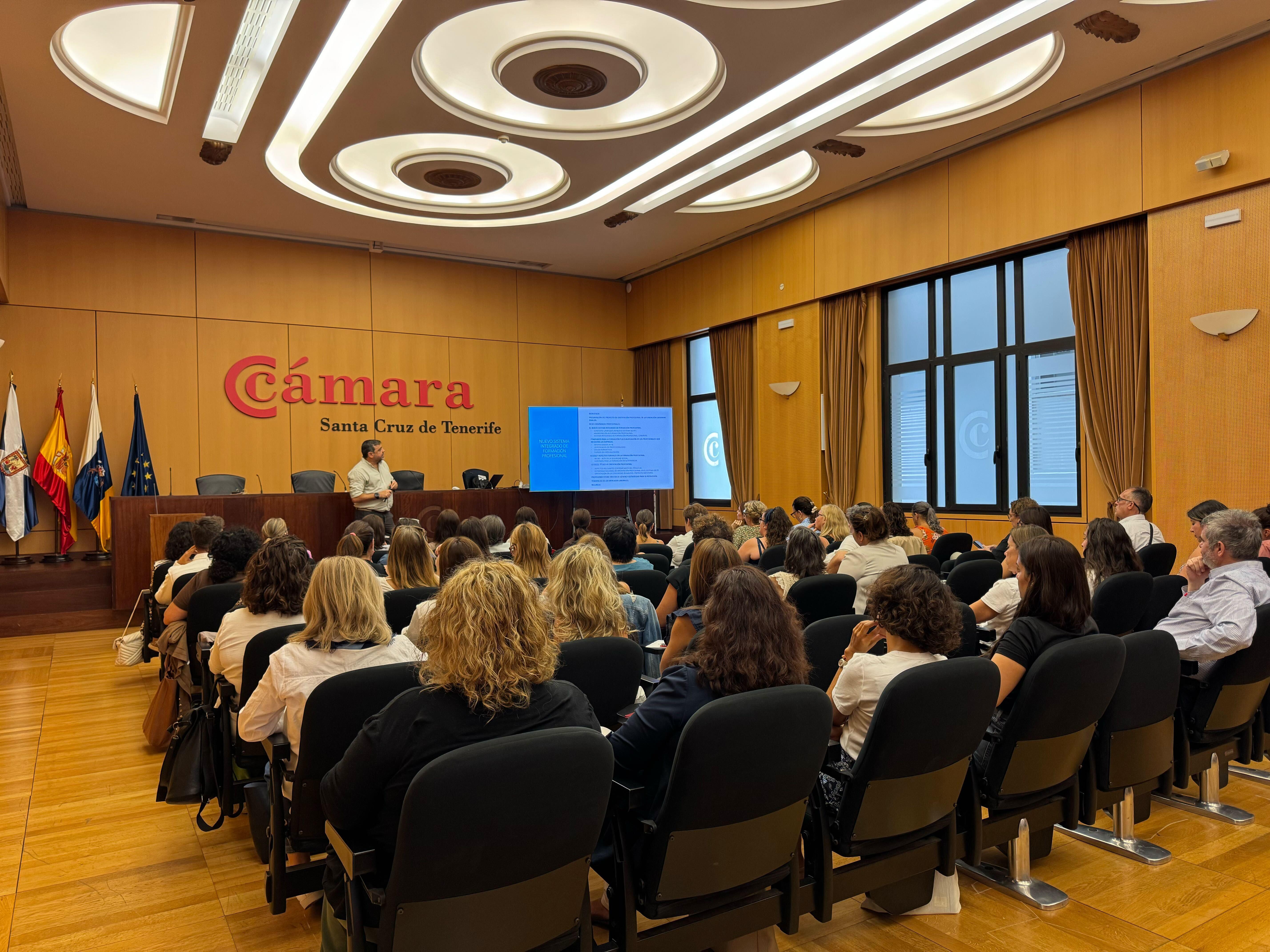 La Cámara de Comercio y CaixaBank reúnen a 80 personas en una jornada informativa sobre la nueva ley de FP