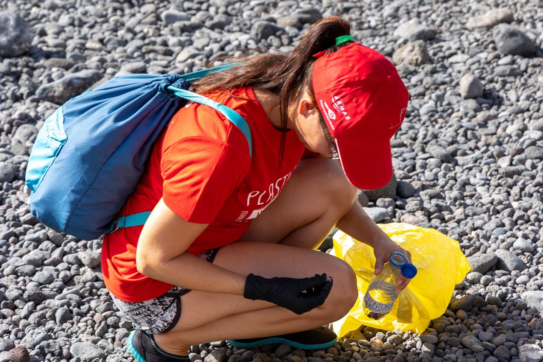Armas Trasmediterránea y Oceánidas retiran más de una tonelada de residuos de playas en Canarias y Andalucía