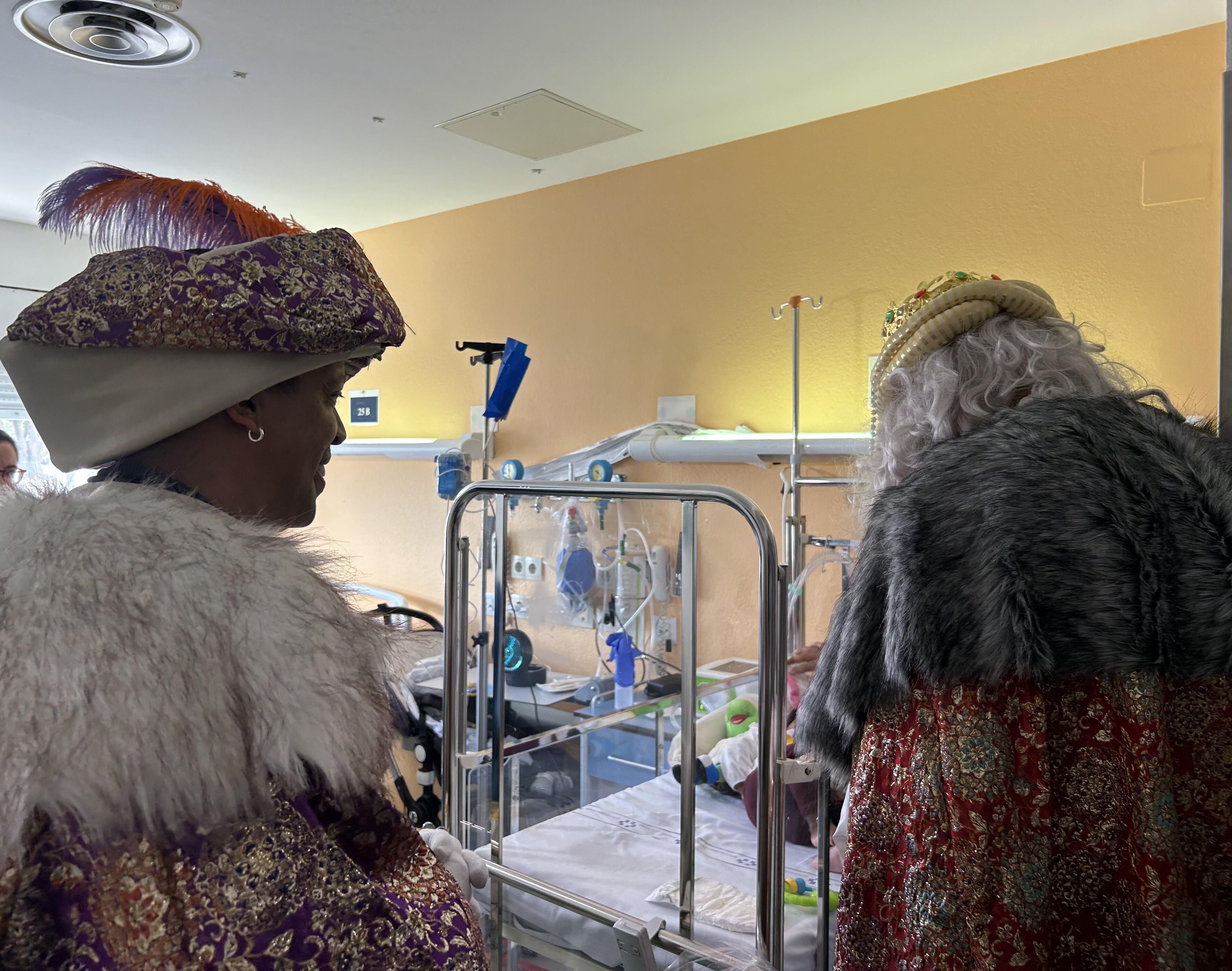 Los Reyes Magos visitan a los niños y niñas del Hospital Universitario La Candelaria