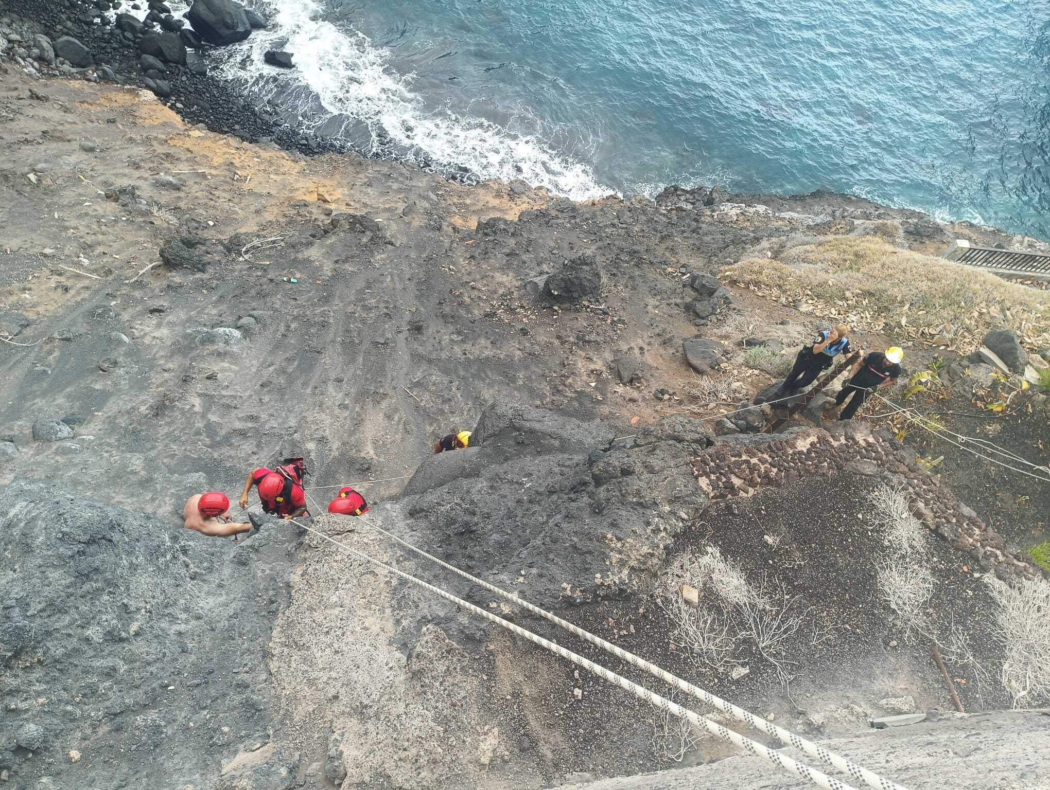 Bomberos de Tenerife intervienen en el incendio de una vivienda en La Laguna