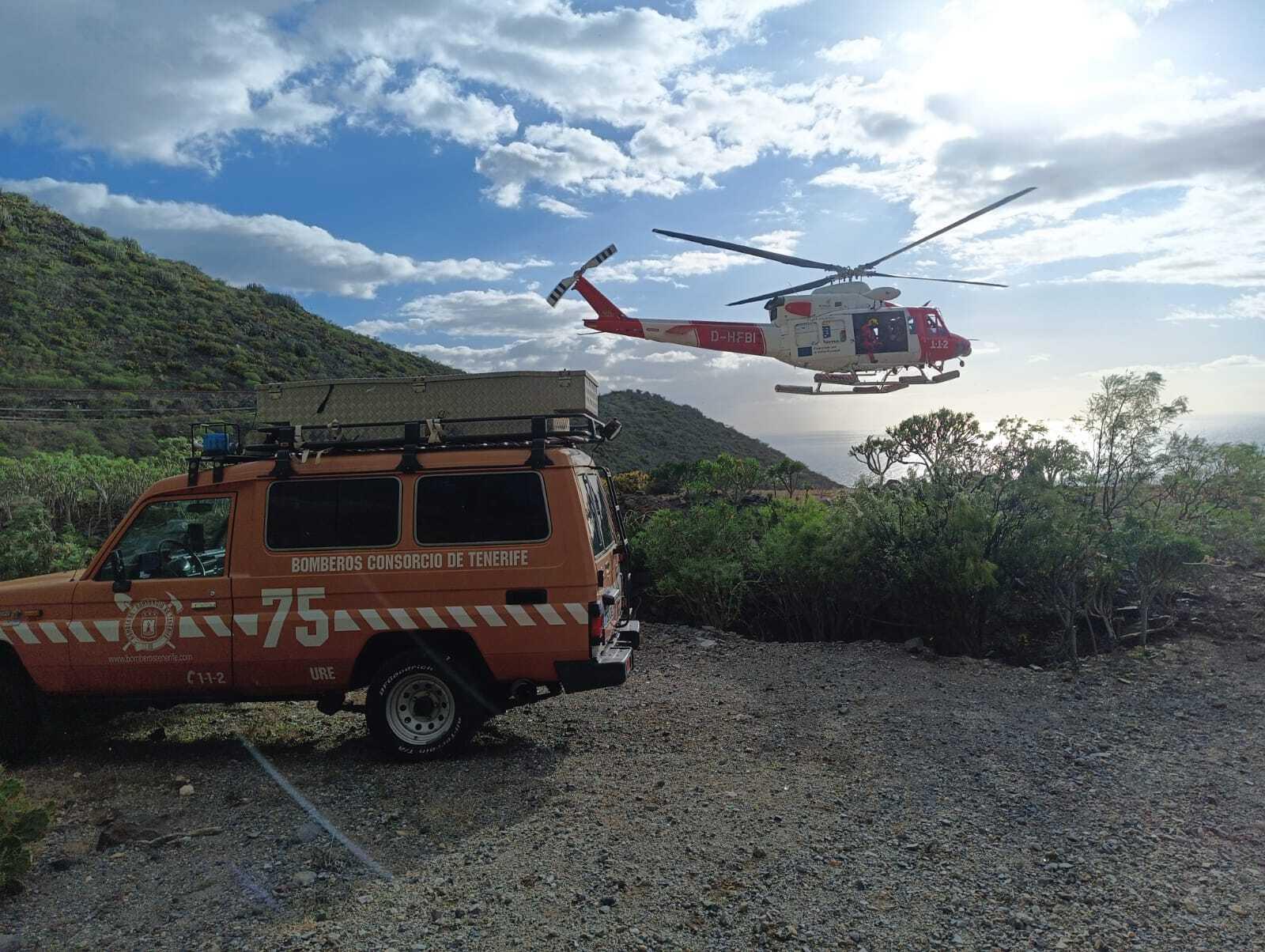 Bomberos de Tenerife rescatan a un parapentista en Adeje