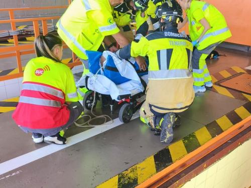 Bomberos de Tenerife intervienen en el rescate de una persona caída en un foso de la ITV en San Miguel de Abona