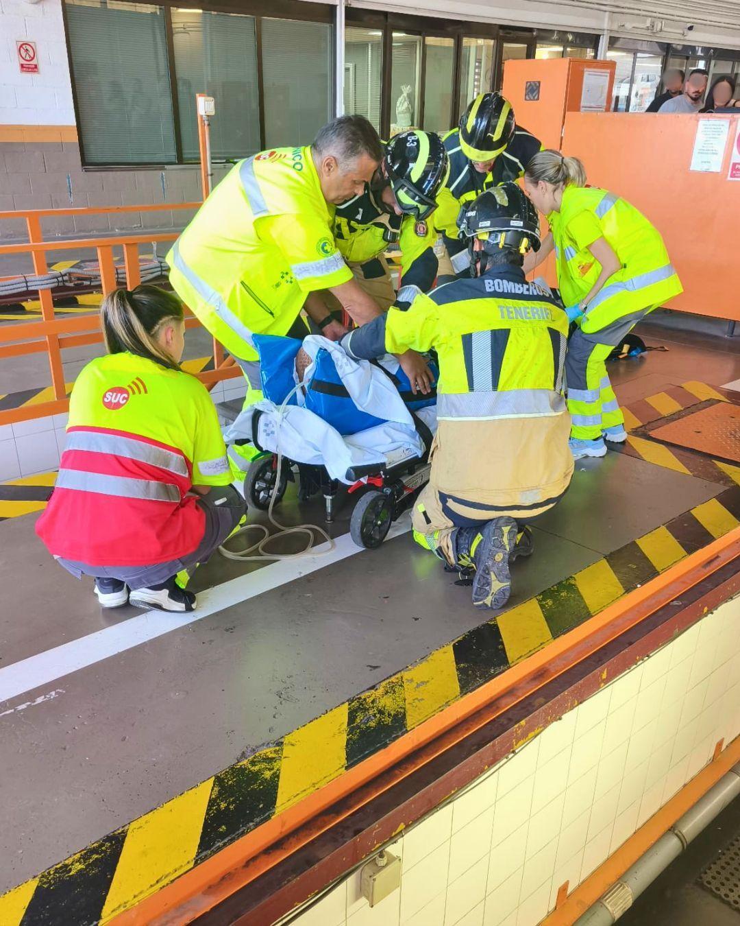Bomberos de Tenerife intervienen en el rescate de una persona caída en un foso de la ITV en San Miguel de Abona