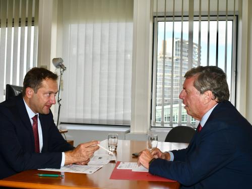 El comisario de Agricultura confirma a Gabriel Mato que defenderá la continuidad del POSEI en el nuevo Marco Financiero 2027-2035