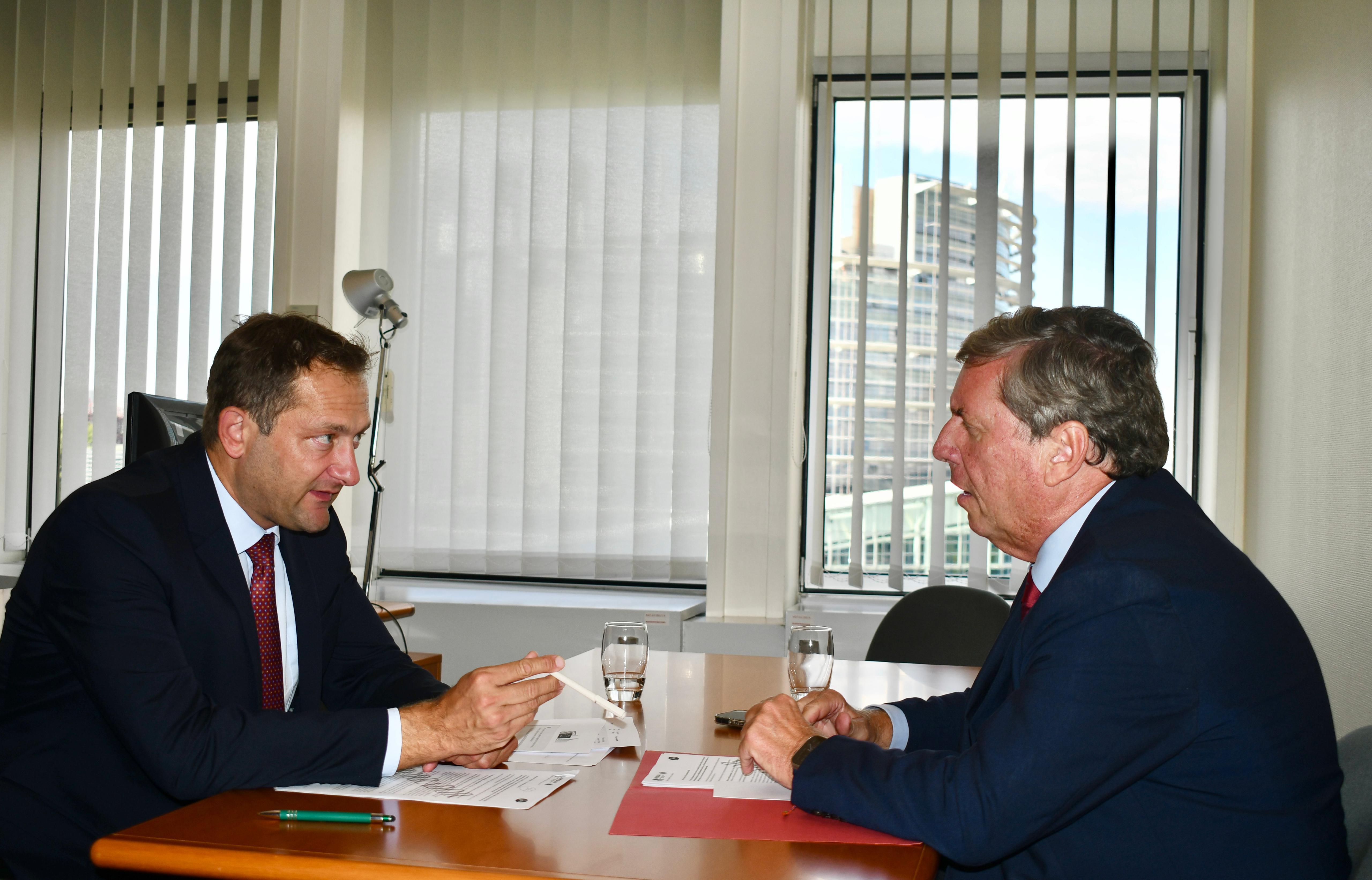 El comisario de Agricultura confirma a Gabriel Mato que defenderá la continuidad del POSEI en el nuevo Marco Financiero 2027-2035