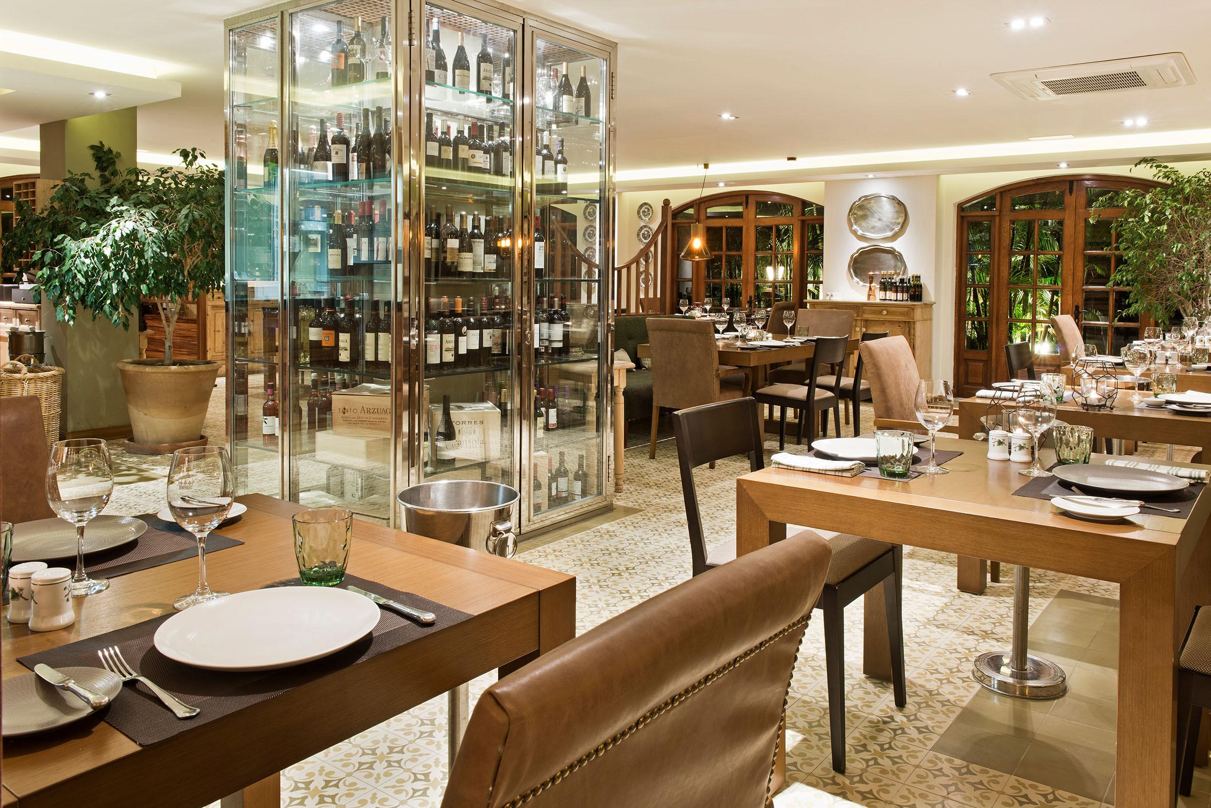 Bahía del Duque celebra el Día de Canarias con una firme apuesta por los vinos del archipiélago y su legado cultural