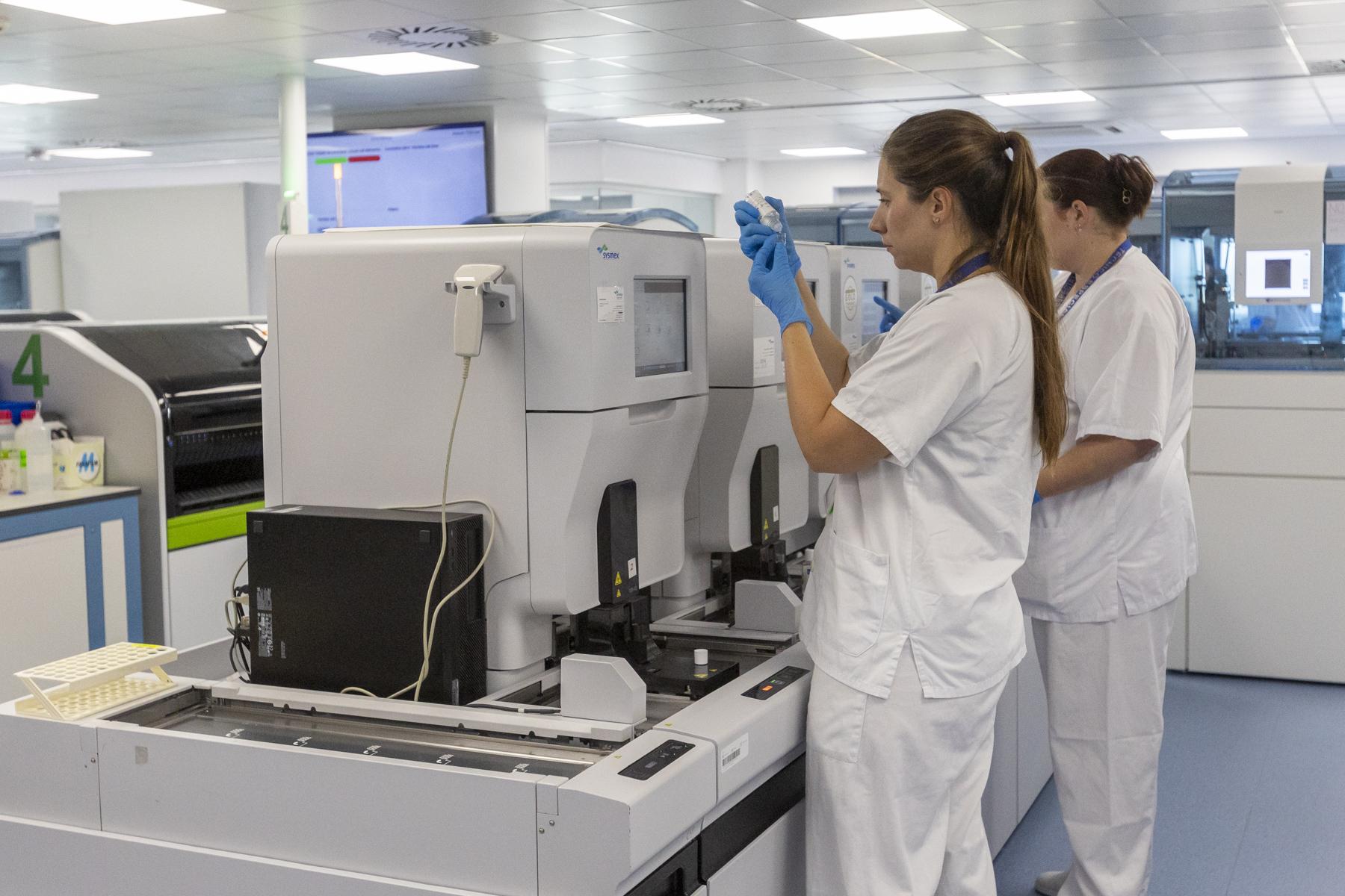 trabajadoras-empleando-las-maquinas-en-el-laboratorio.JPG