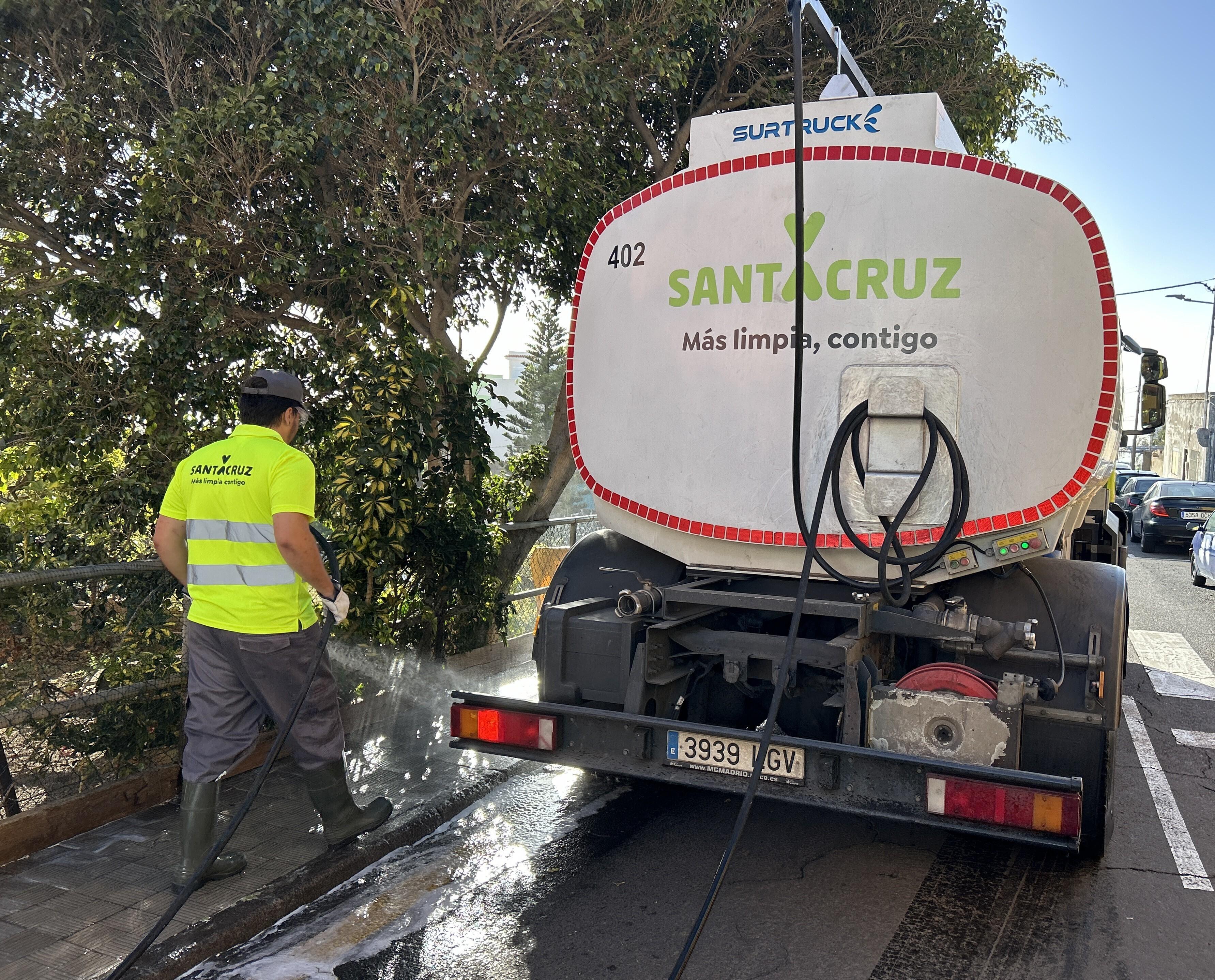 El Ayuntamiento de Santa Cruz ejecuta cinco zafarranchos de limpieza en Las Delicias
