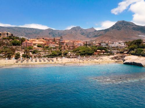 La playa del Duque Sur renueva su Bandera Azul como símbolo de excelencia y sostenibilidad