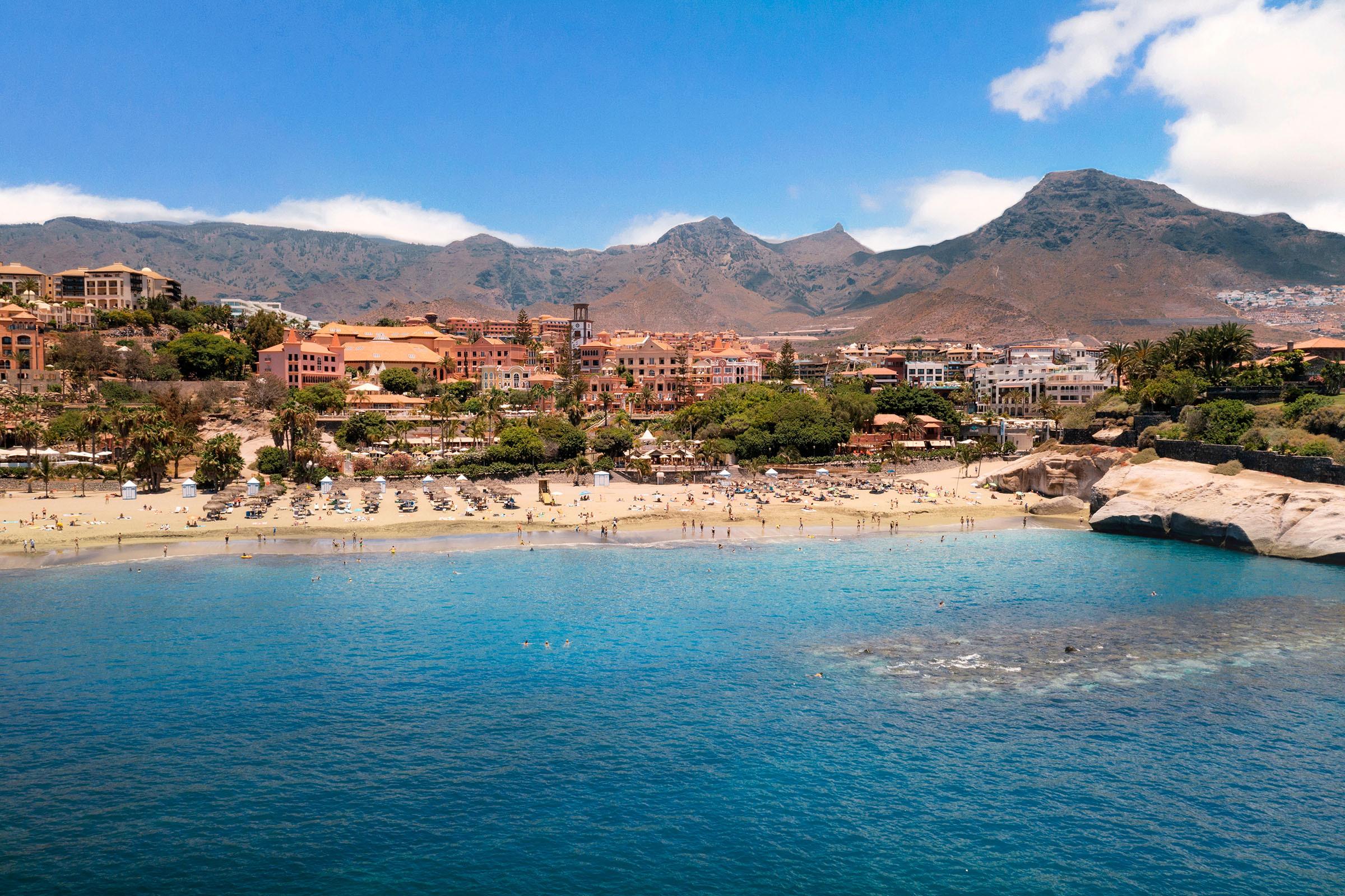 La playa del Duque Sur renueva su Bandera Azul como símbolo de excelencia y sostenibilidad