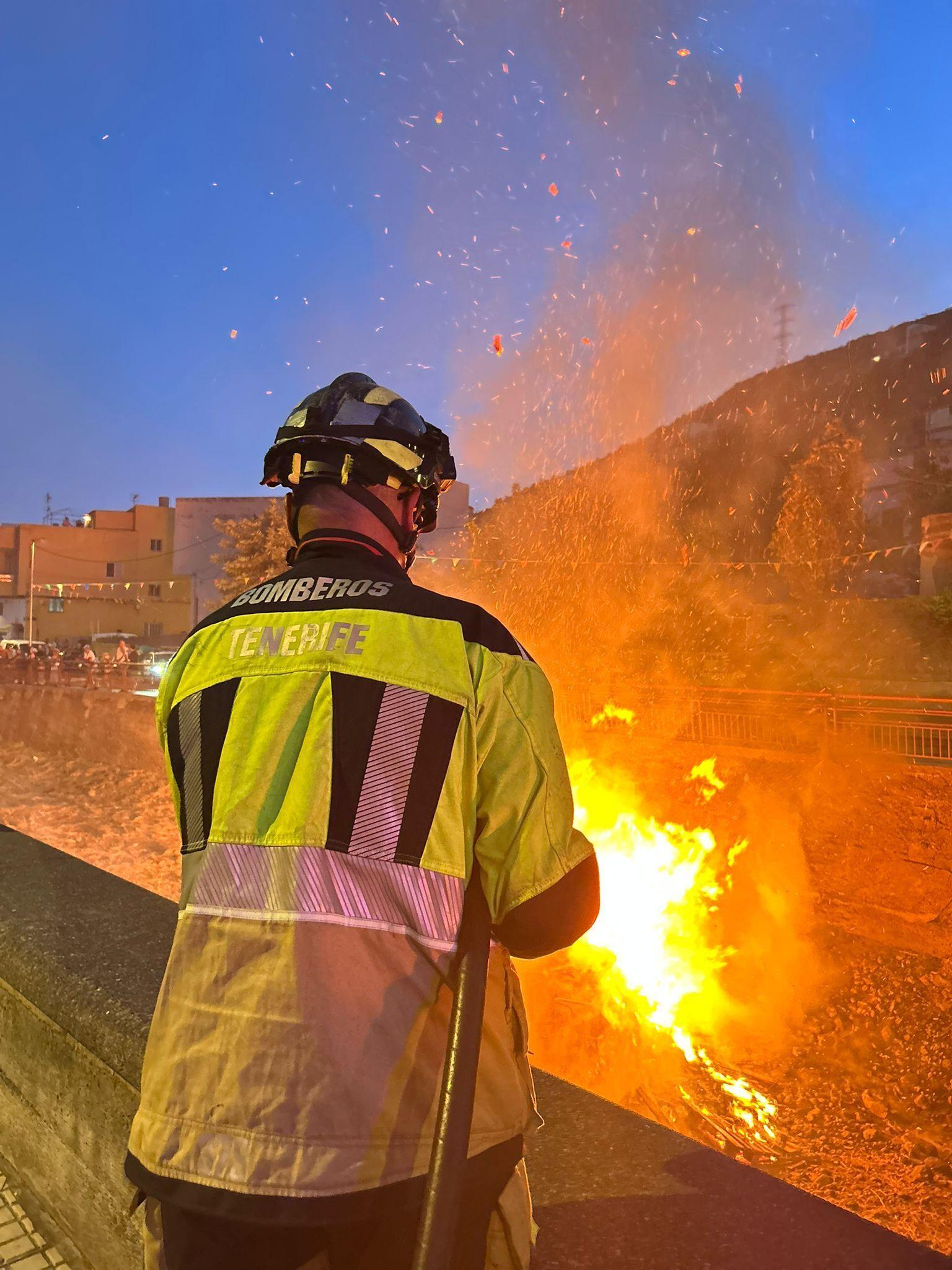 Bomberos de Tenerife intervienen en más de una veintena de incendios durante la Noche de San Juan