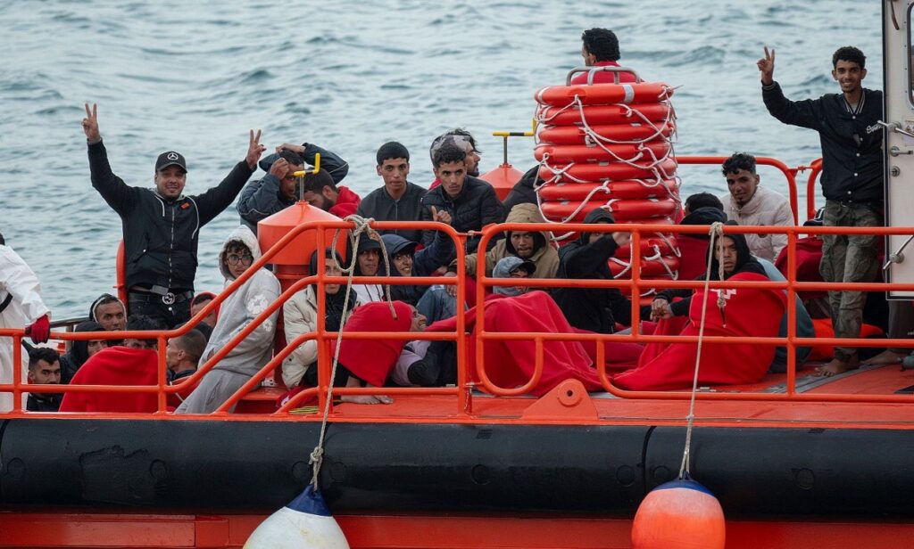 Un grupo de personas en un barco en el agua.