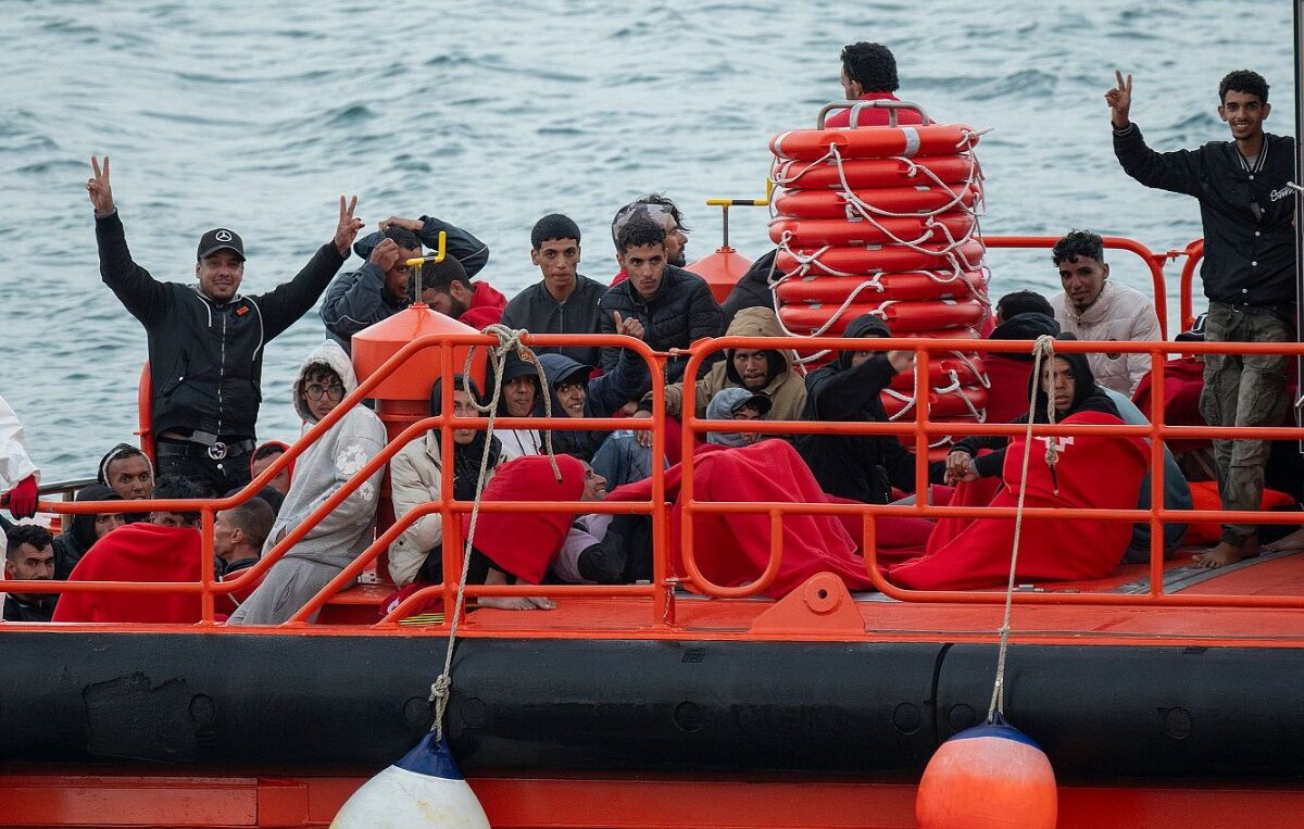 Un grupo de personas en un barco en el agua.