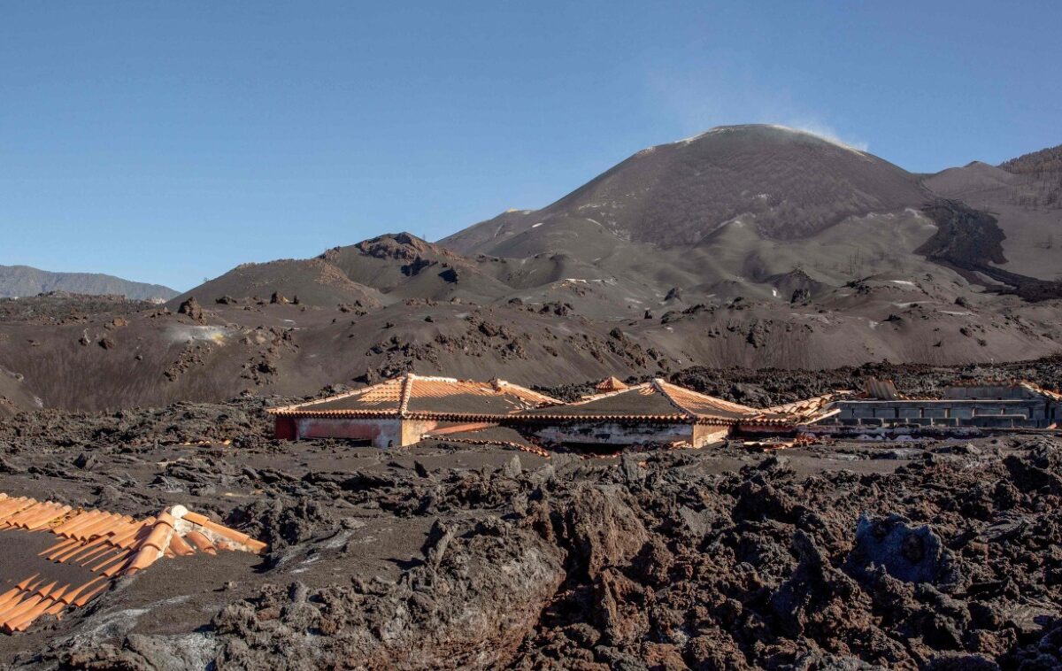 Una montaña de arena en el desierto.