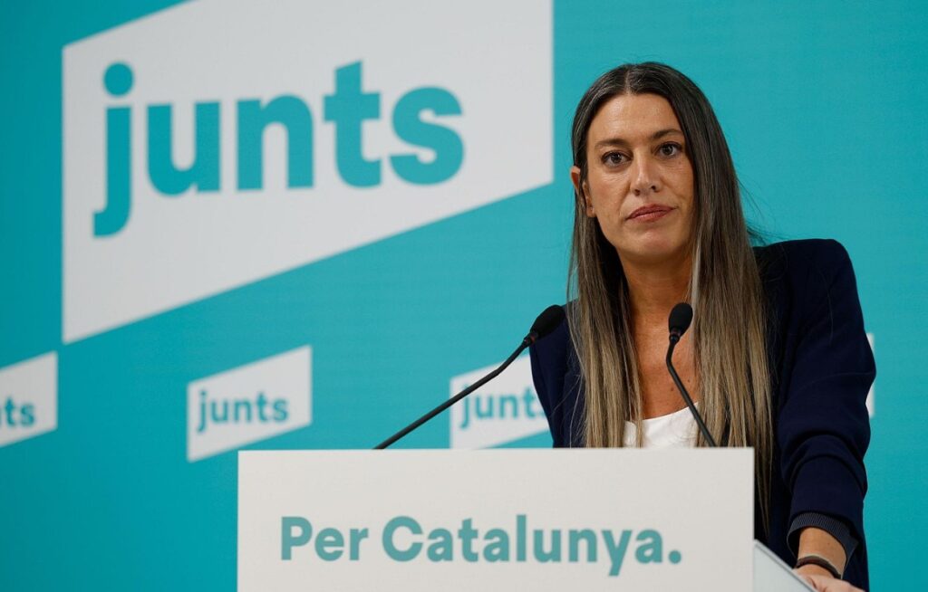 Una persona con una señal de alto.