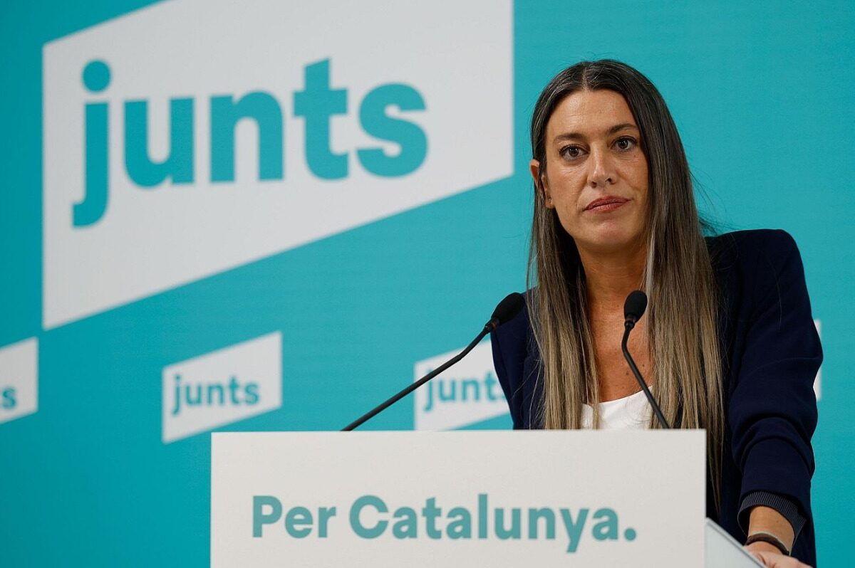 Una persona con una señal de alto.