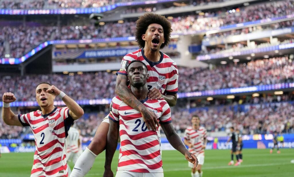 Un jugador de fútbol con espectadores.