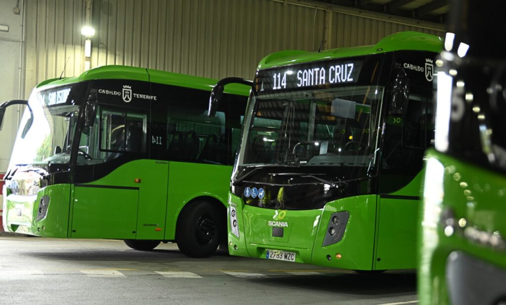 Un camión de color verde.