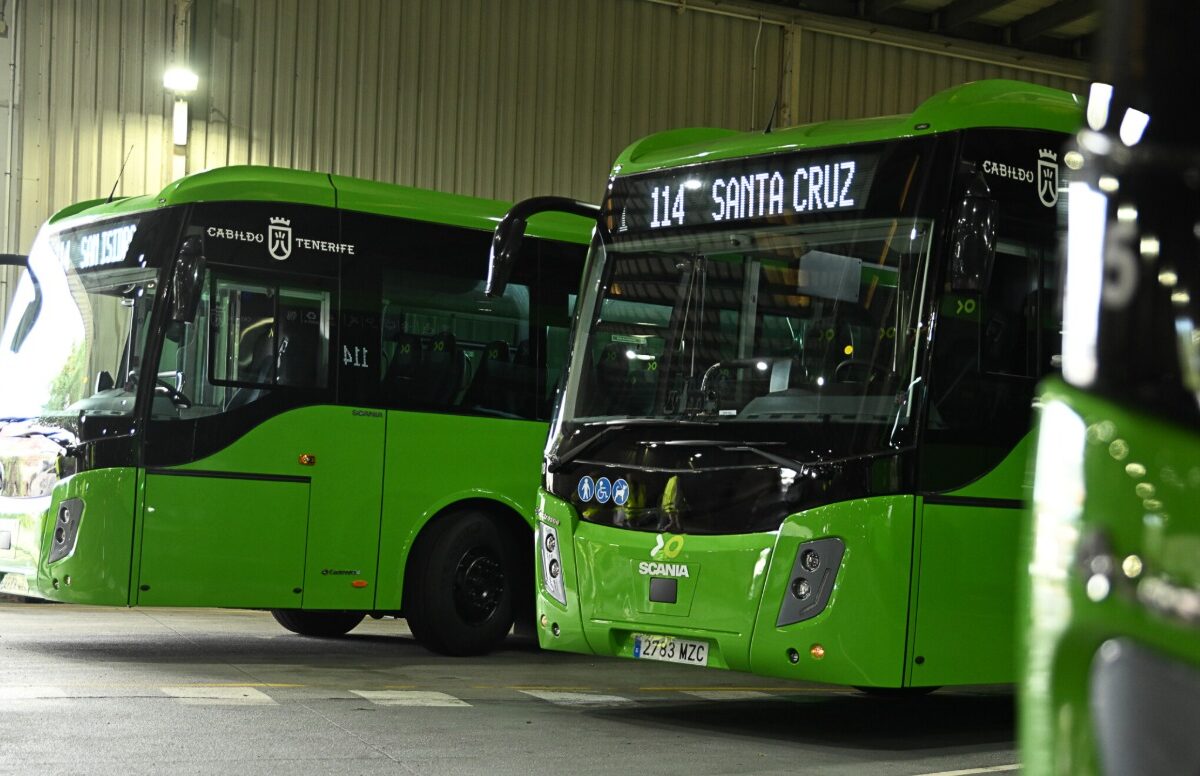 Un camión de color verde.