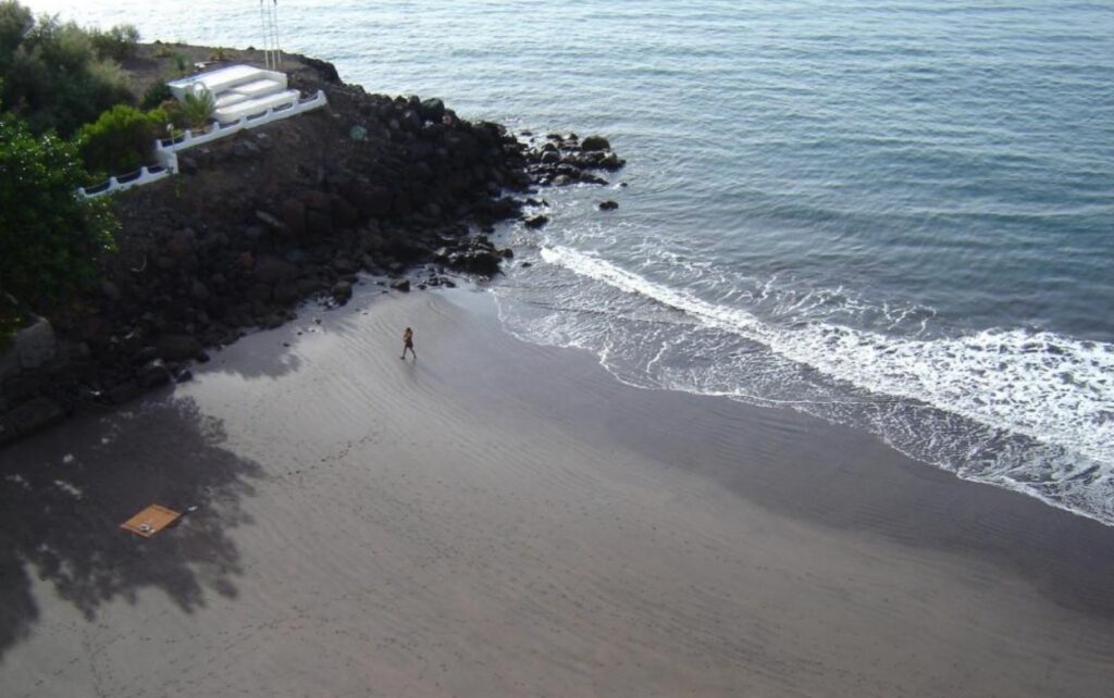 Un hombre en la playa.