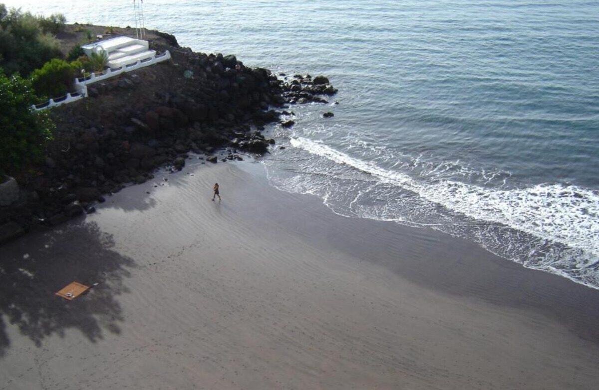 Un hombre en la playa.