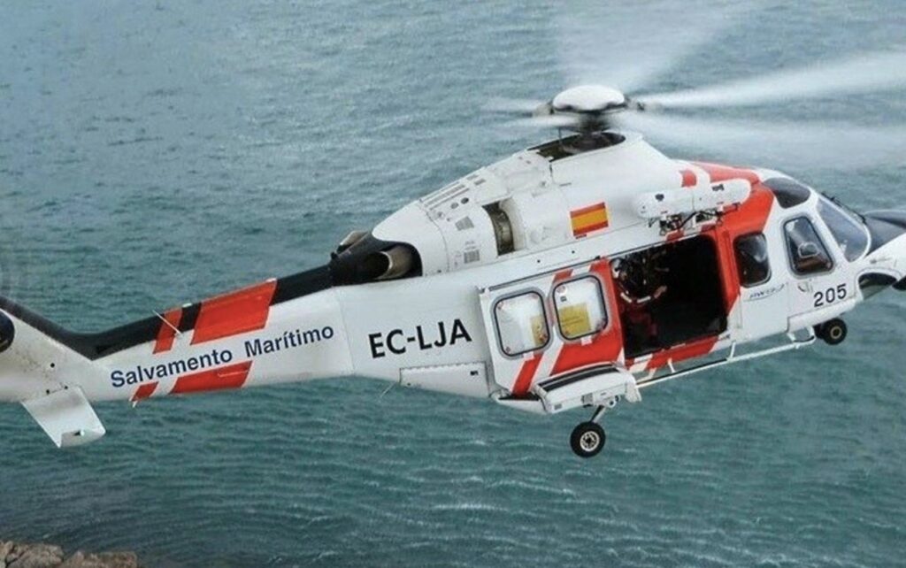 Un avión está en el agua.