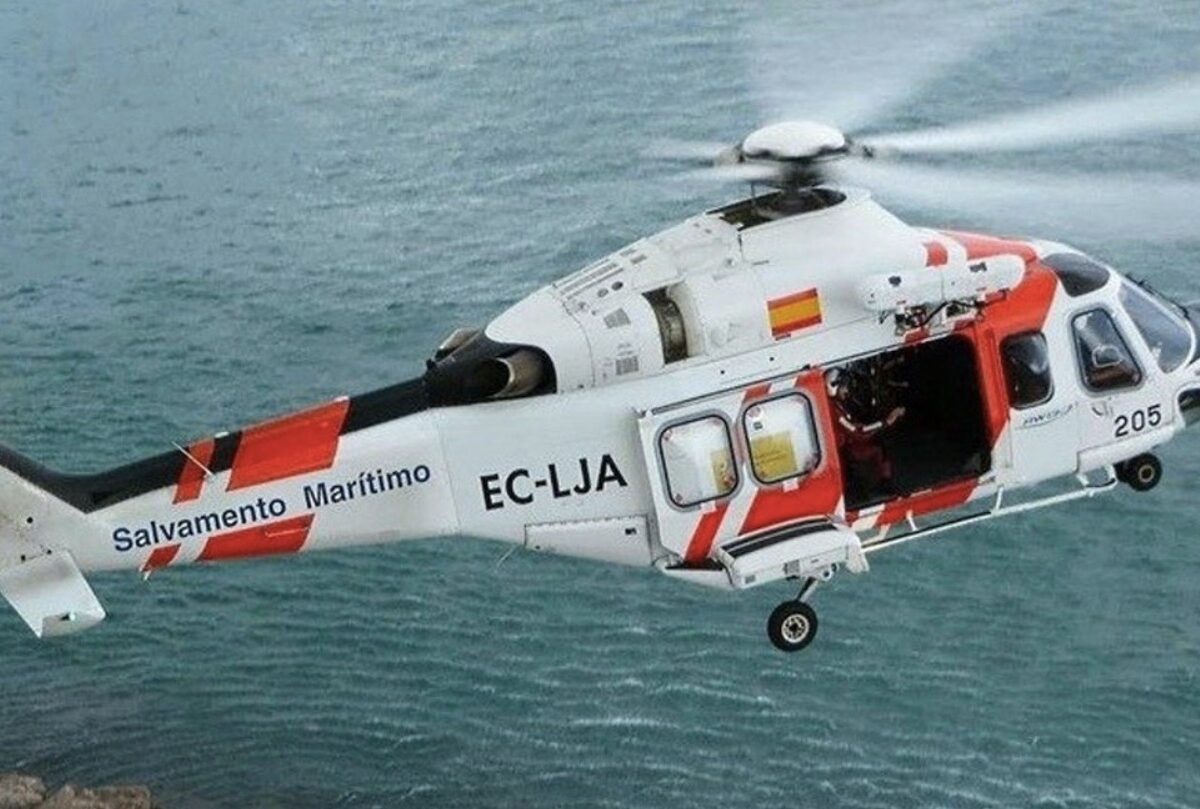Un avión está en el agua.