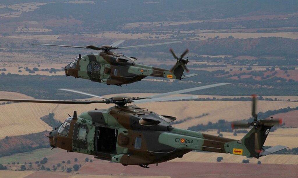 Helicóptero militar en una montaña.