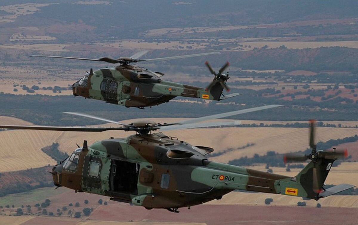 Helicóptero militar en una montaña.