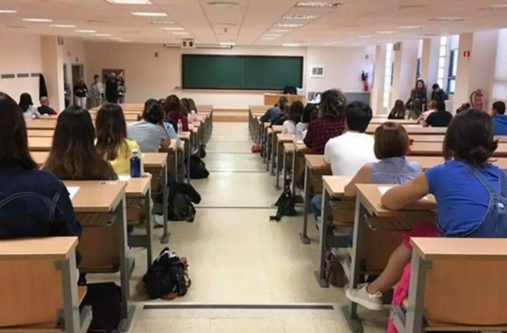 Un grupo de personas sentadas en una oficina.