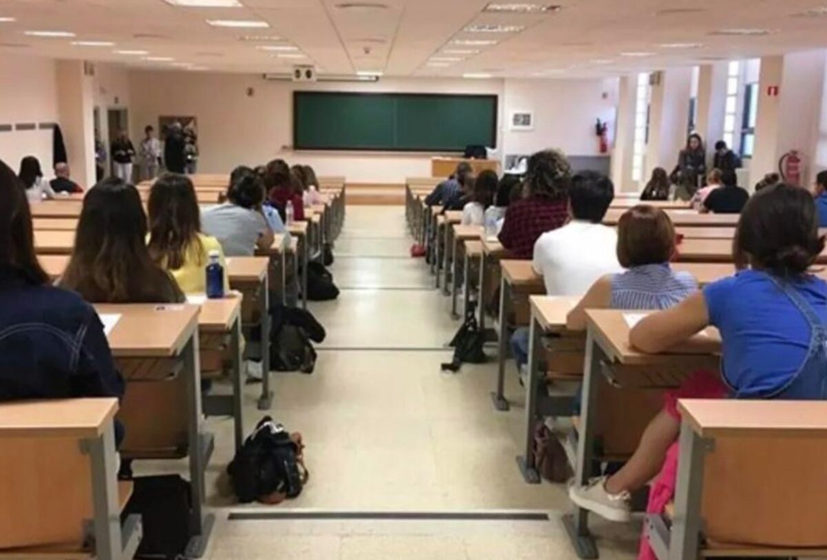 Un grupo de personas sentadas en una oficina.