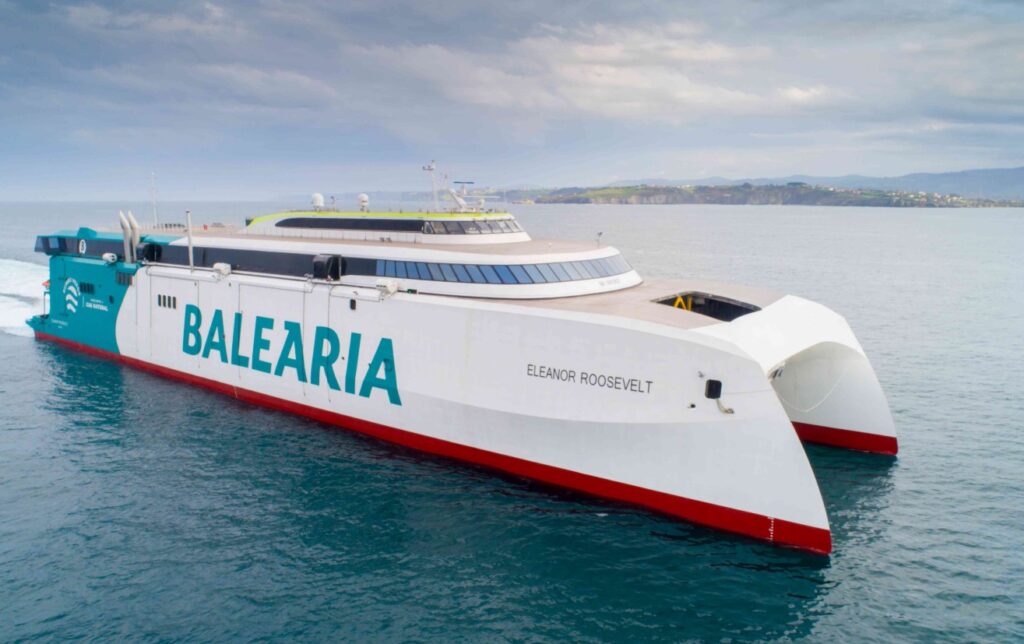 Un barco en el agua.