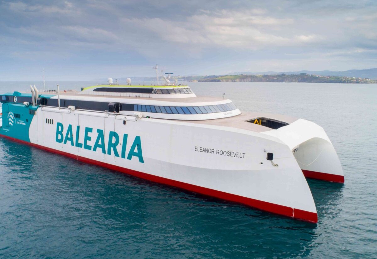 Un barco en el agua.