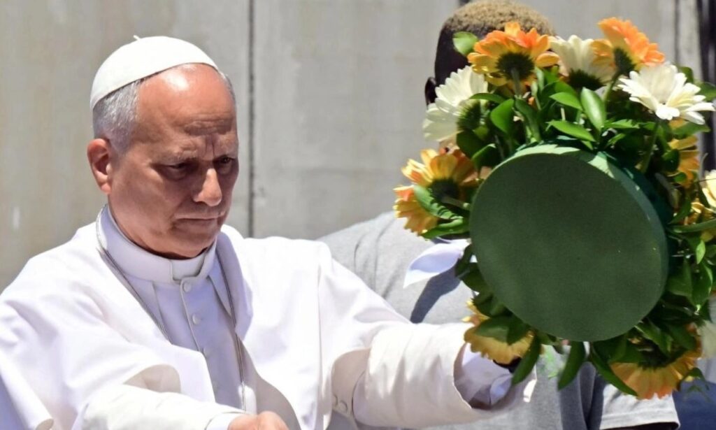 Un hombre con una flor.