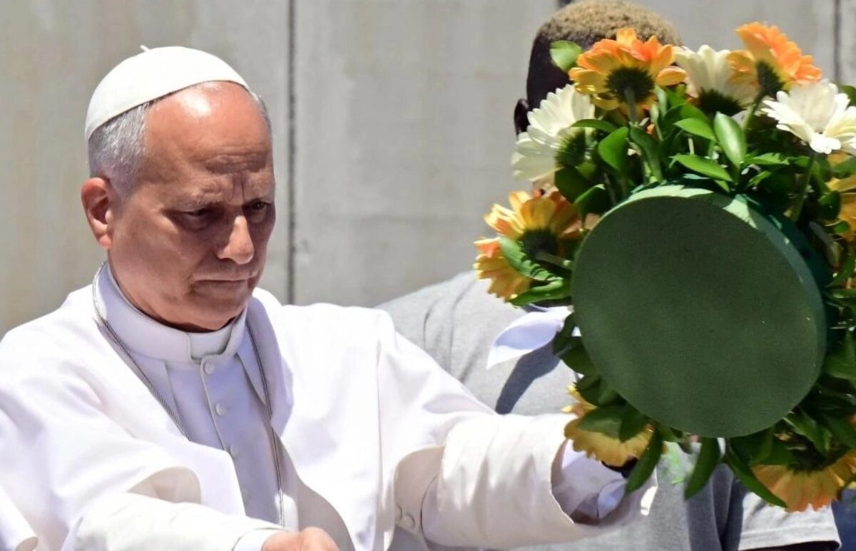 Un hombre con una flor.