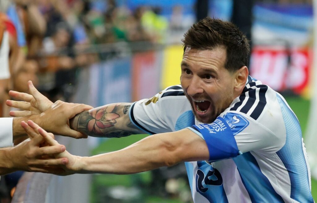 Un jugador de fútbol americano.