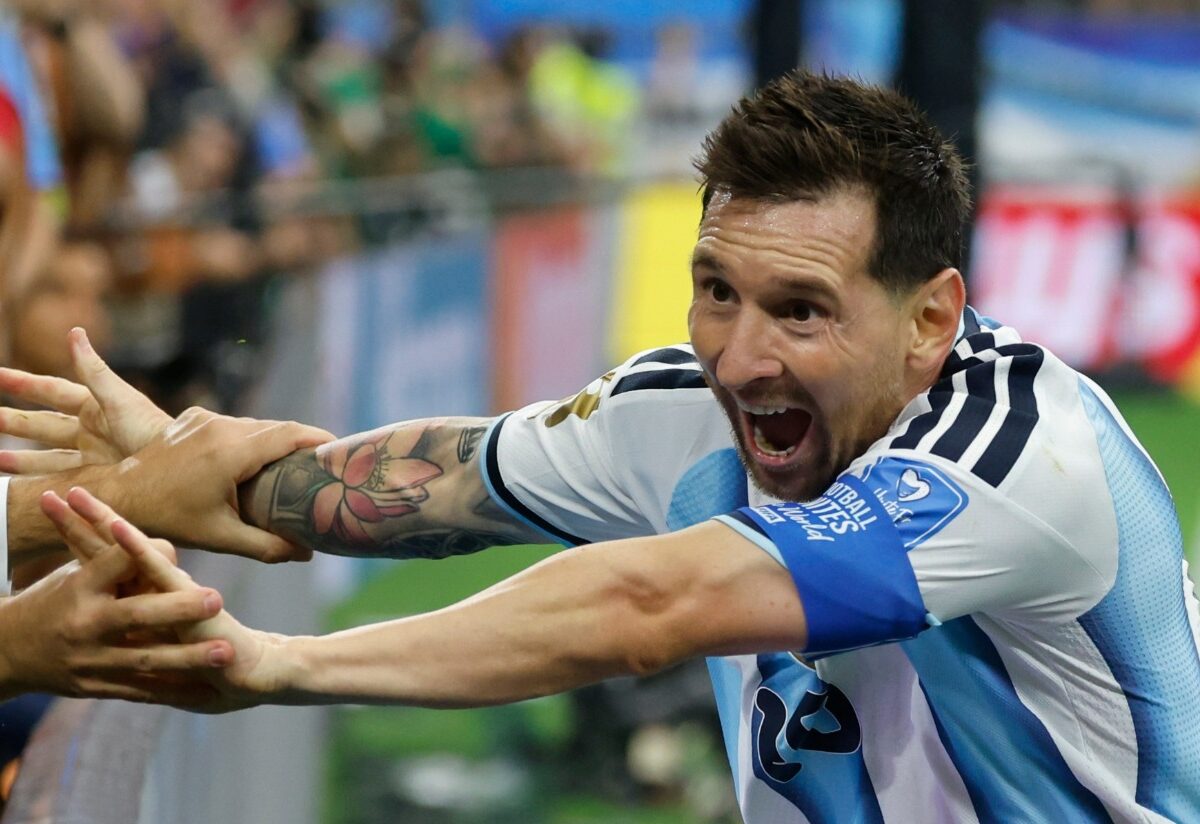 Un jugador de fútbol americano.