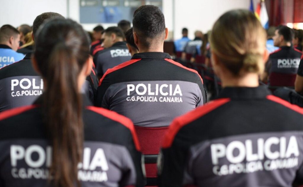 Un grupo de personas en una cancha.