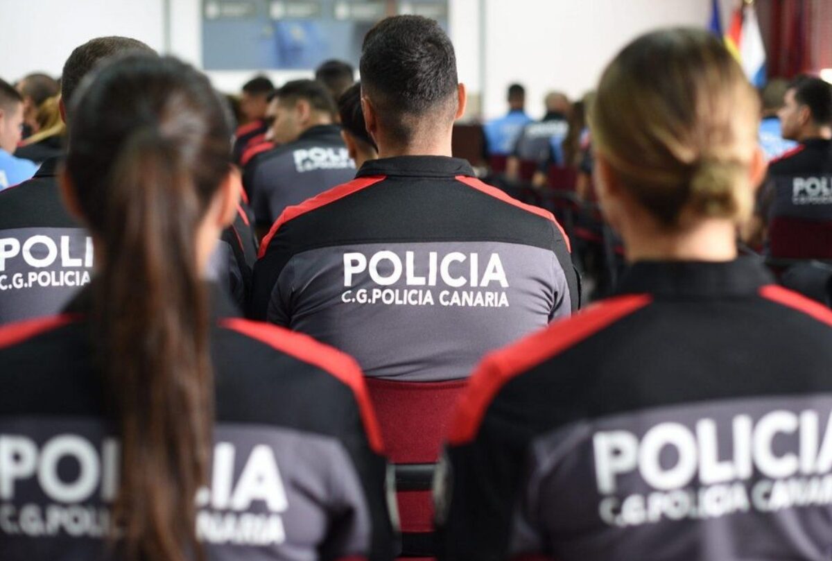 Un grupo de personas en una cancha.